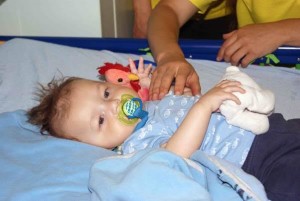 Blake Mlotshwa recebe terapia Reiki no Royal Alexandra Children’s Hospital em Brighton