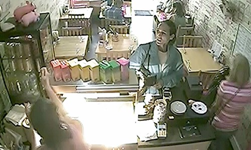 Watch brazen thief steal tip jar from Brighton cafe