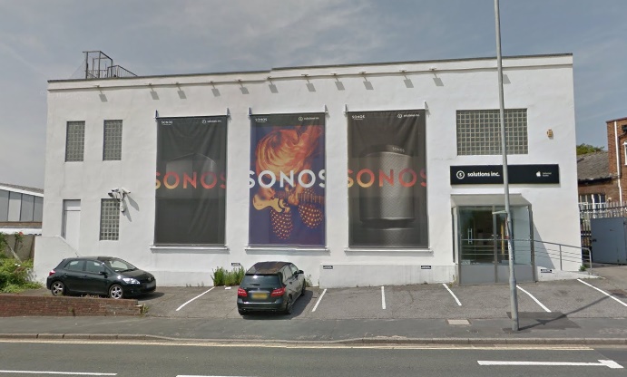 Armed thieves steal computers from Hove shop