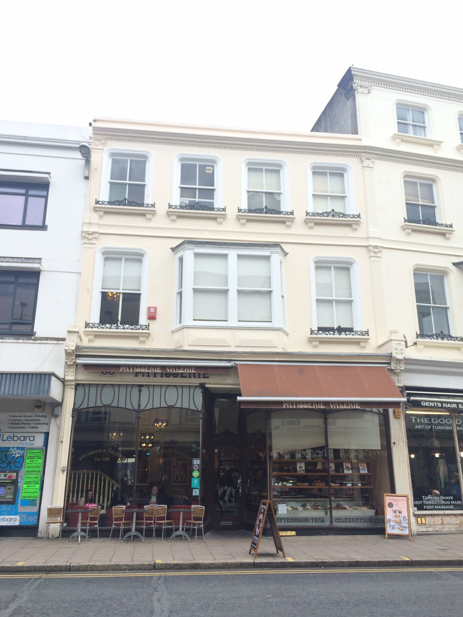 Six face arrest over cake shop chain fraud