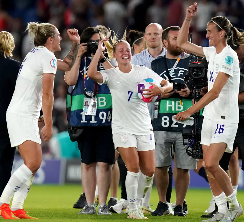 England rout Norway 8-0 at the Amex