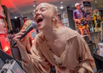 Feelin’ ‘Hot’ at Dream Wife’s Resident in-store show