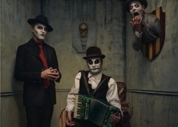 The Tiger Lilies band trio