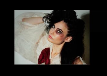 Dare you spend an evening with American singer-songwriter and pianist Kristeen Young?