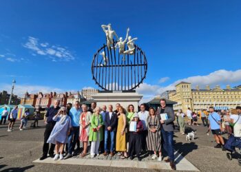 Mayor leads celebration of new Hove Plinth sculpture
