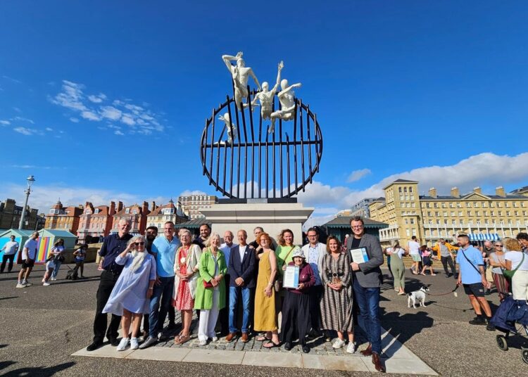 Mayor leads celebration of new Hove Plinth sculpture