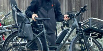 Brazen bike thief steals £3.5k ebike as witnesses take pictures