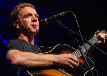 ‘Homeland’ star Damian Lewis performs sold out concert in Hove