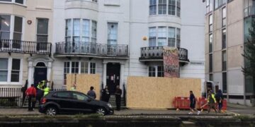 University evicts student occupiers