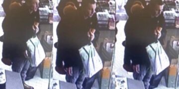 Baseball bat-wielding thug assaults man in phone shop