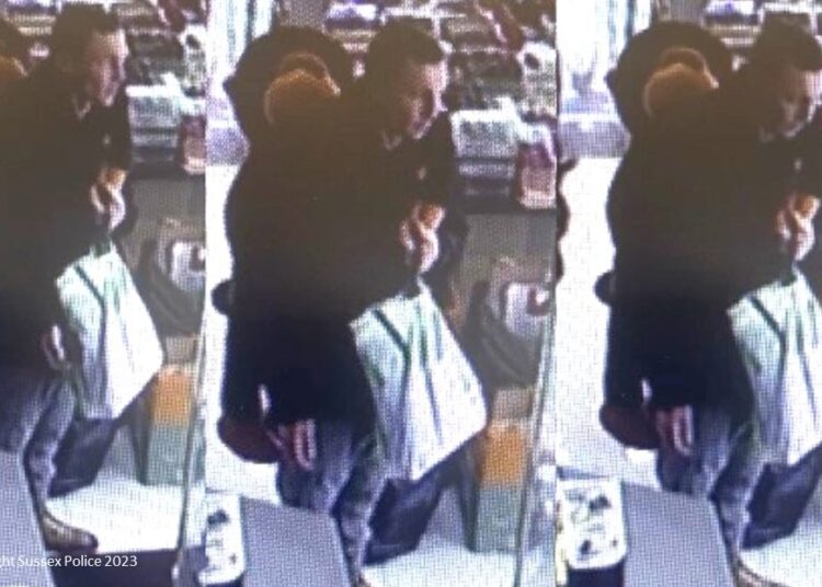 Baseball bat-wielding thug assaults man in phone shop