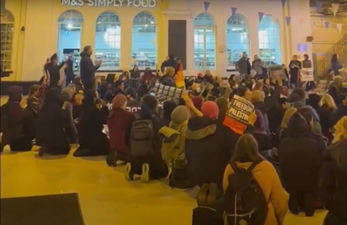 Brighton Station &lsquo;occupied&rsquo; by pro-Palestinian protesters