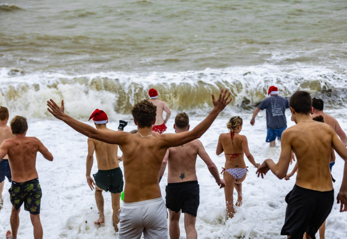 Hundreds turn out for Christmas Day swim in the sea – Brighton and Hove News