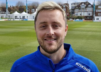 Robinson inspires Sussex to 21-run win over Yorkshire at Hove