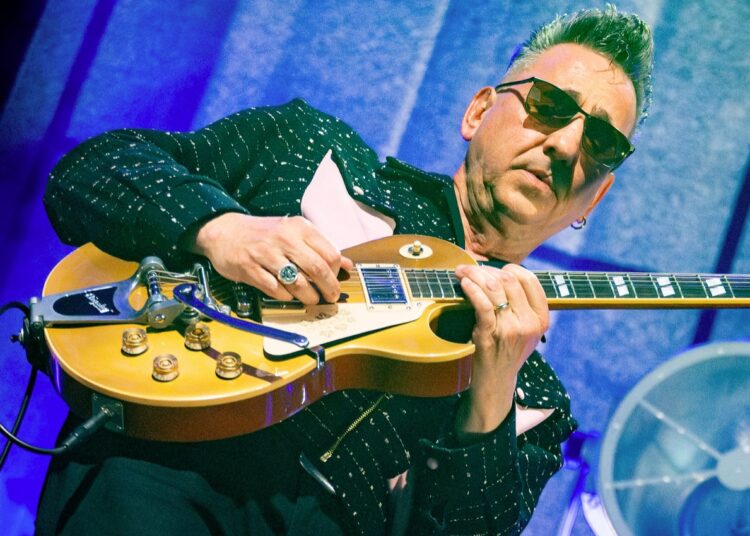 Richard Hawley performs tunes from his No1 vinyl album