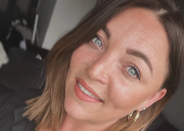 Teaching assistant sets off on marathon walk for new minibus