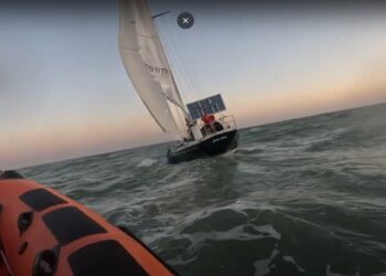 Lifeboat rescues stranded yacht