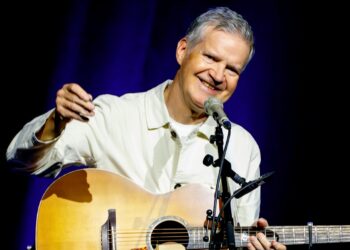 There’s no Commotion as Lloyd Cole plays a chilled solo set
