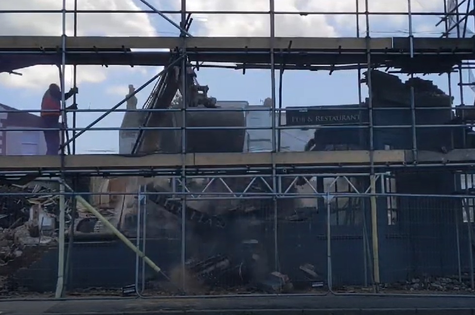 Final piece of Brighton pub comes crashing down