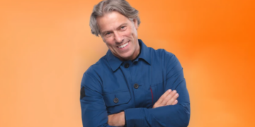 Comedian to mark 25 years with £25 tickets for Brighton show