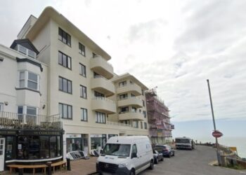 Poor reception for plan to put mobile phone mast on listed building