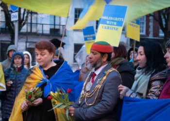 Mayor leads community in marking anniversary of invasion of Ukraine