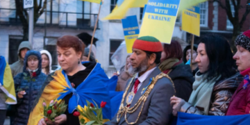 Mayor leads community in marking anniversary of invasion of Ukraine