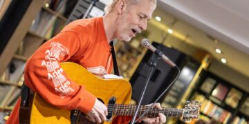Acoustic wanderings with Andy Bell