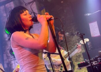 Wet Leg play secret gig in Brighton under Uma Thurman banner