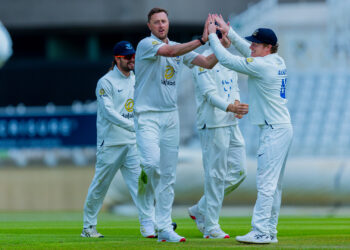 Sussex struggle to make it to day three against Nottinghamshire