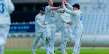 Sussex struggle to make it to day three against Nottinghamshire