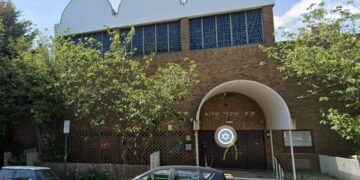 Man accused of shouting scum and making gun gesture at synagogue-goers