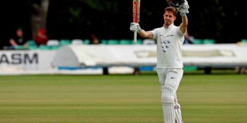 Simpson century cements Sussex advantage against Worcestershire