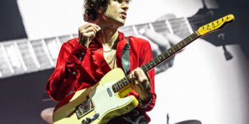 The Kooks make ‘Connection’ with fans by the ‘Seaside’