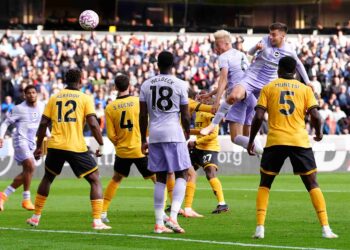 Brighton and Hove Albion grab late equaliser at Wolves