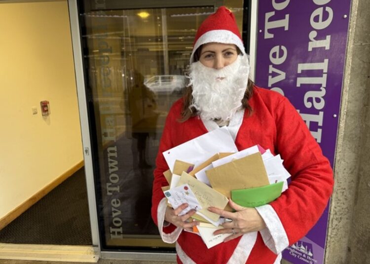 Santa delivers children’s letters calling for libraries to stay open
