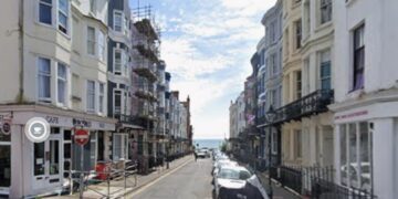 Man stabbed in street