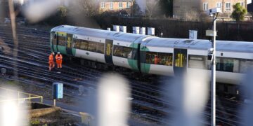 Don’t travel this morning, say rail bosses