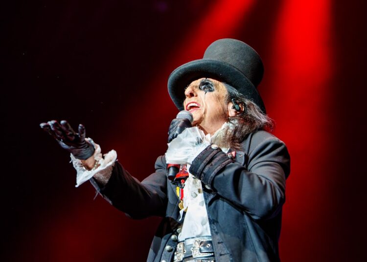Alice Cooper returns with ‘Devil on my shoulder’