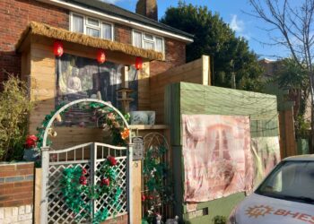 Front garden shack must go, says council