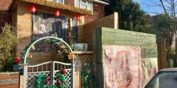 Front garden shack must go, says council