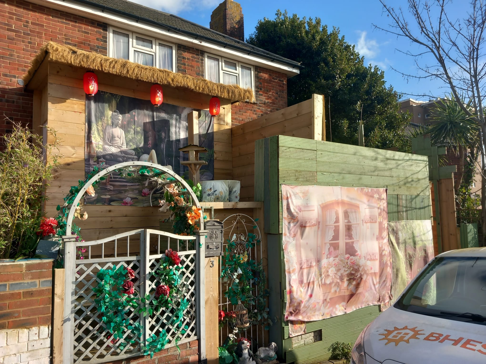 Front garden shack must go, says council