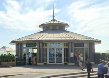 Oyster bar celebrates 20 years in Brighton with seafront event