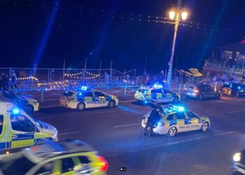 Police called to break up fights as 200 teens gather on beach