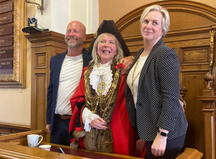 Former mayor resigns from council