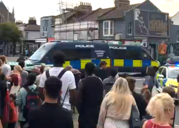 Lewes Road closed as Met Police search for drugs