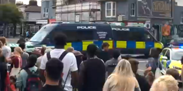 Lewes Road closed as Met Police search for drugs