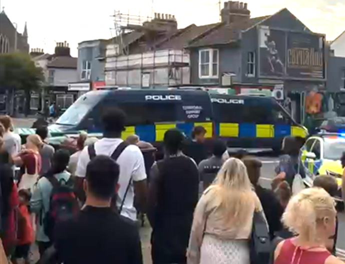 Lewes Road closed as Met Police search for drugs