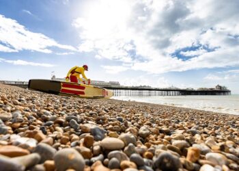 Lifeguards return to beach for heatwave bank holiday weekend