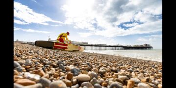 Lifeguards return to beach for heatwave bank holiday weekend
